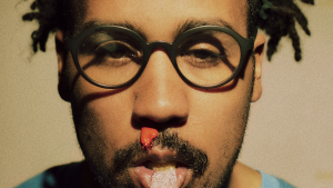 Dino Brandão révèle son intimité via l’album I Love You, I Leave You, lié à un documentaire